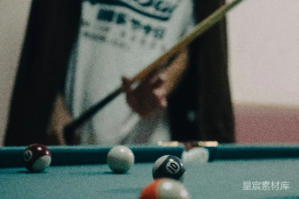 高清摄影 台球桌上的专注