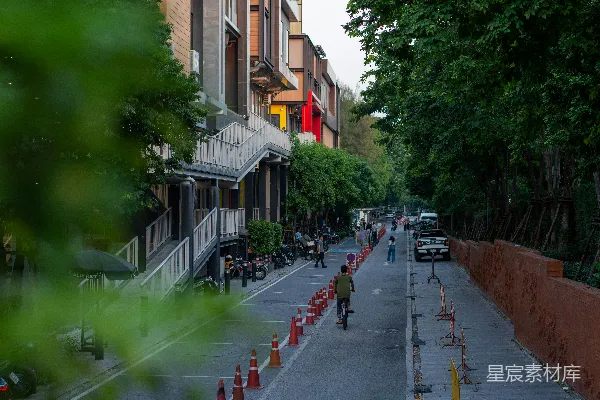高清摄影 城市慢行街道的宁静时光