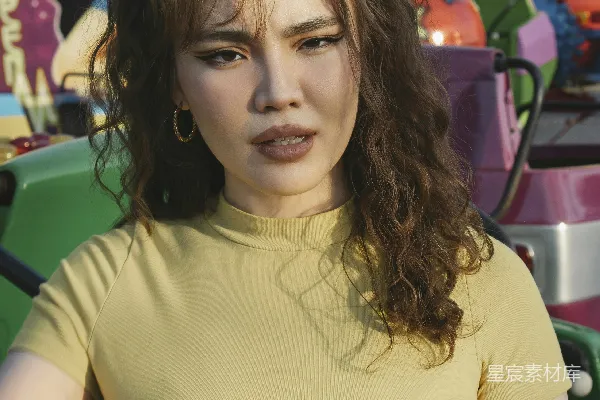 高清摄影 游乐园中的少女