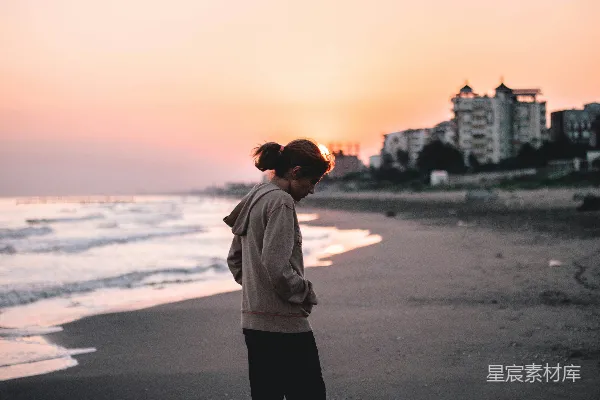 高清摄影 海边落日下的独行者