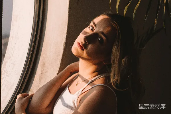 高清摄影 阳光下的窗边女孩