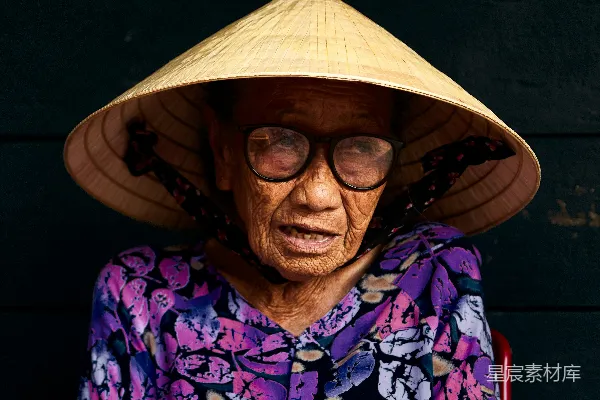 高清摄影 传统与智慧的碰撞：越南老妇人