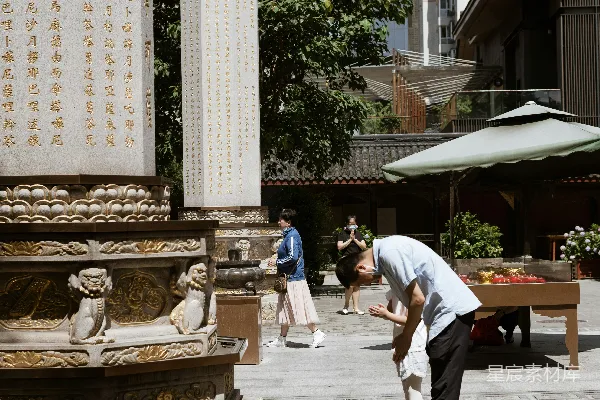 高清摄影 城市中的佛塔与祈祷