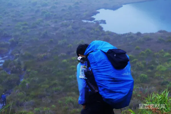 高清摄影 背负前行的旅者