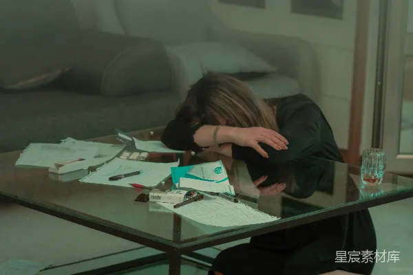 高清摄影 疲惫与压力：书房中的午夜时刻