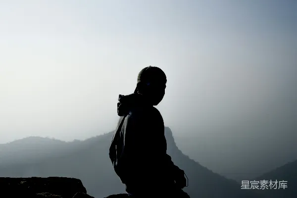 高清摄影 清晨山间独行者