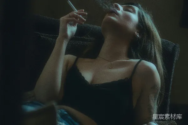 高清摄影 烟雾缭绕的放松时刻