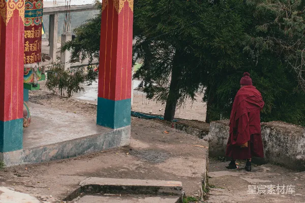 高清摄影 修行者在寺庙的角落