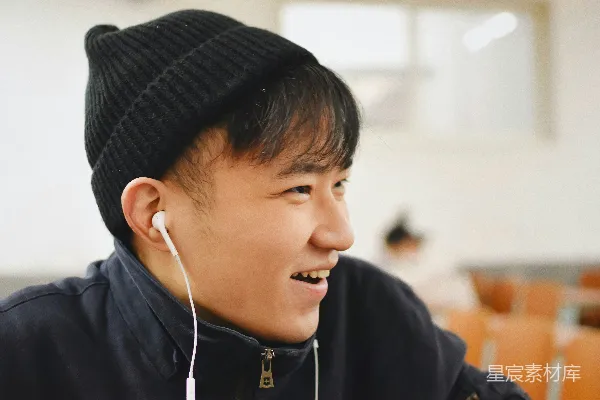高清摄影 戴耳机微笑的青年