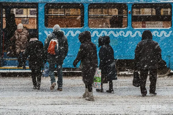 高清摄影 冬日雪景下的公交车站