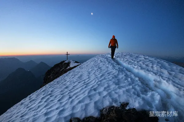高清摄影 雪地徒步的剪影