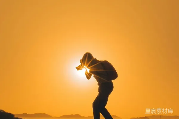 高清摄影 逆光下的背影：日落时分的坚韧