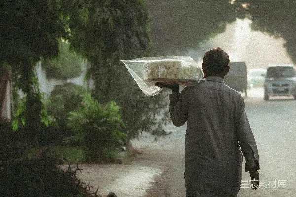 高清摄影 雨中前行的街头小贩