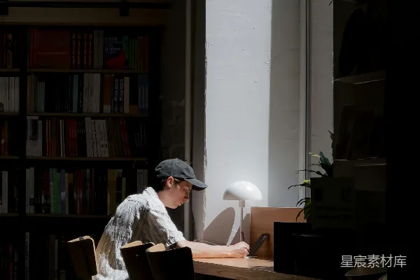 高清摄影 阳光下的图书馆角落