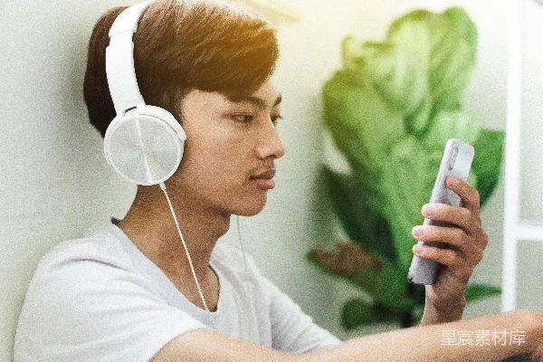 高清摄影 静谧时光：耳机中的音乐陪伴