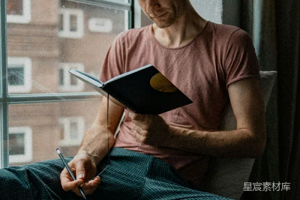 高清摄影 窗边阅读的午后时光