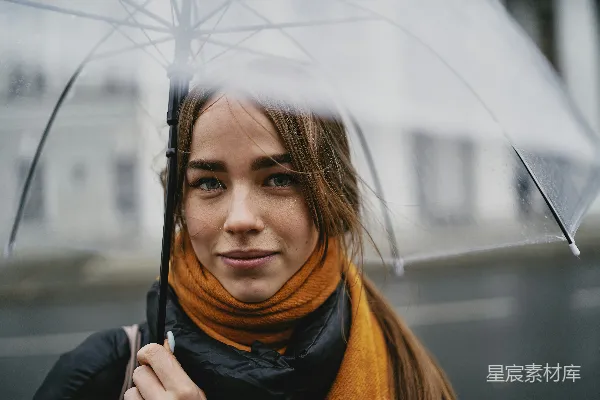 高清摄影 雨中微笑的女子
