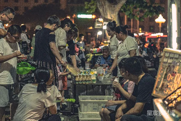 高清摄影 夜市的温馨时刻