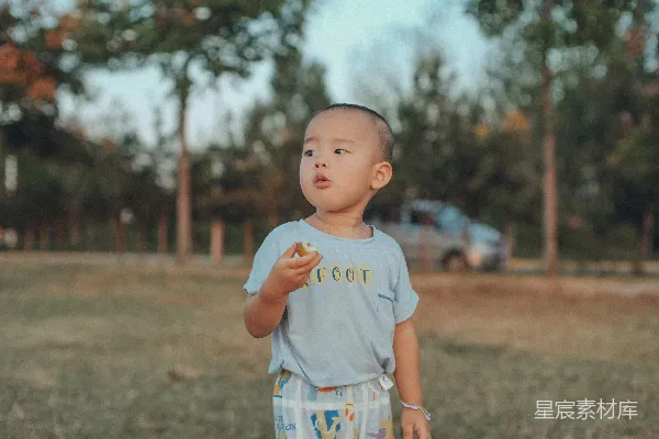 高清摄影 小童在公园吃零食
