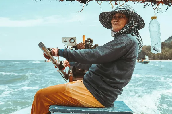 高清摄影 海上劳作的渔民