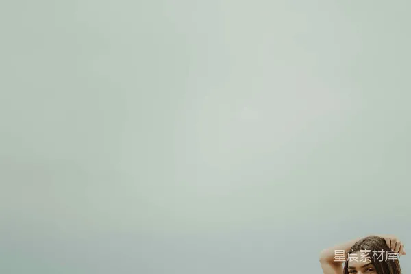 高清摄影 简约海滩：泳装美女的宁静时光