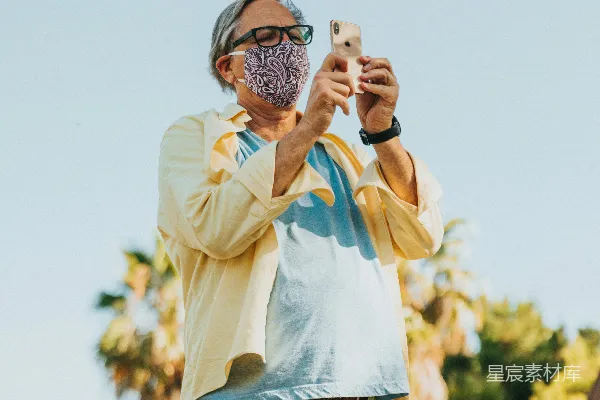 高清摄影 戴口罩的现代老人自拍