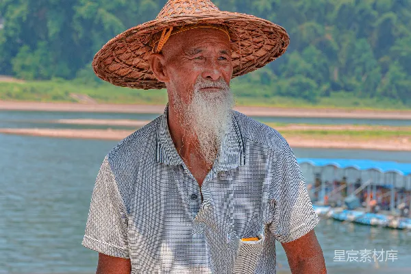高清摄影 桂林山水边的渔翁与鸬鹚