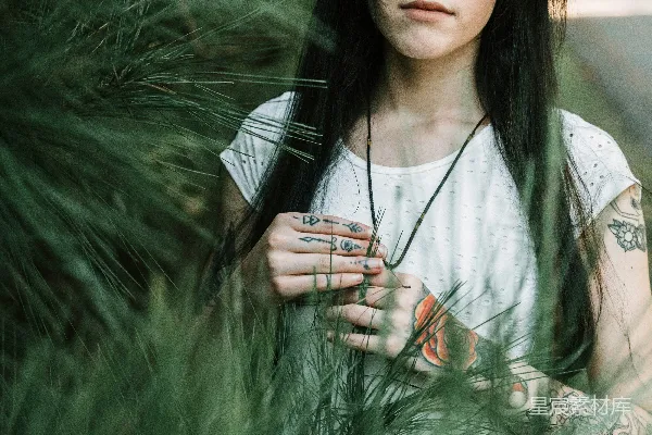高清摄影 自然中的纹身女孩