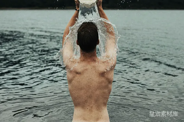 高清摄影 湖边的冷水澡
