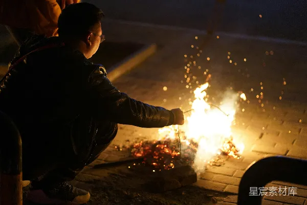 高清摄影 篝火旁的夜晚