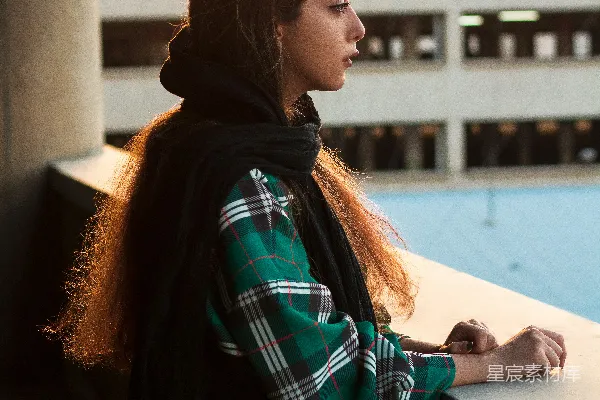 高清摄影 夕阳下的思考者