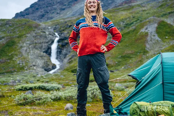 高清摄影 户外探险者在山间露营