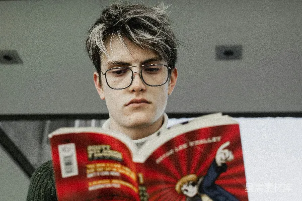 高清摄影 阅读中的少年