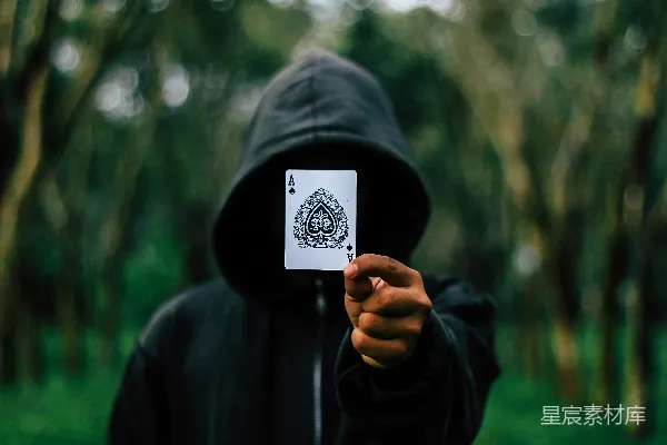 高清摄影 神秘的黑衣人与扑克牌