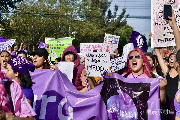 高清摄影 女性抗议者展示标语旗帜