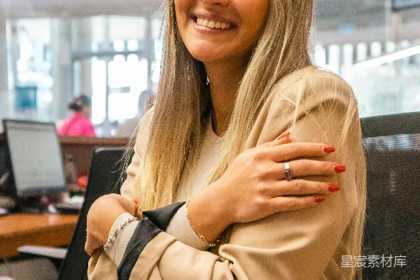 高清摄影 自信微笑的职场女性