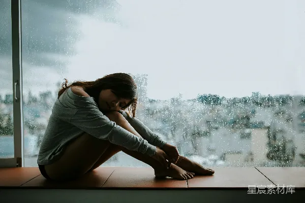 高清摄影 雨中的窗台独坐