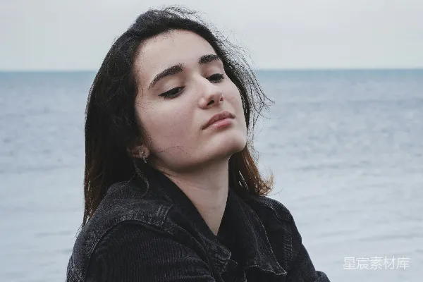 高清摄影 海边沉思的女性