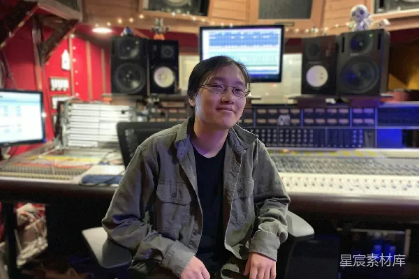 高清摄影 录音室里的年轻音乐制作人