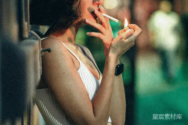 高清摄影 夜晚的城市街头，独自吸烟的女子