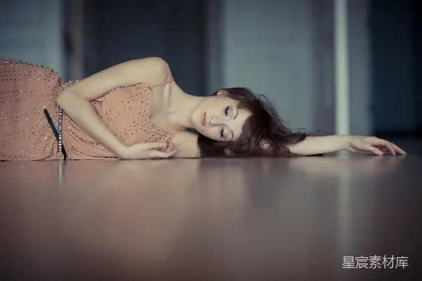高清摄影 优雅地躺在光滑地板上的女性