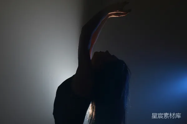 高清摄影 光与影中的舞者