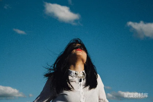 高清摄影 仰望天空的女子