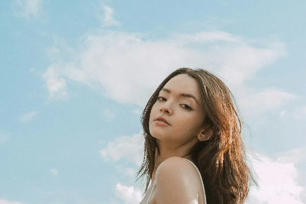 高清摄影 蓝天下的少女