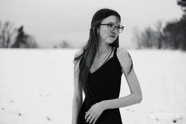 高清摄影 雪地中的黑发女孩