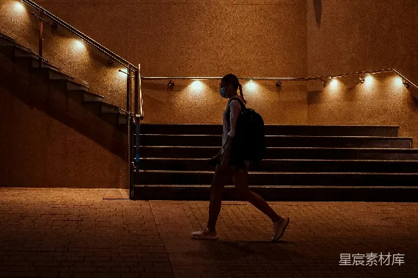 高清摄影 夜行的少女