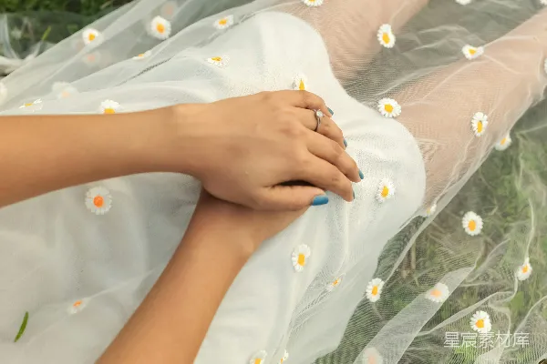 高清摄影 手握雏菊纱裙的温柔瞬间