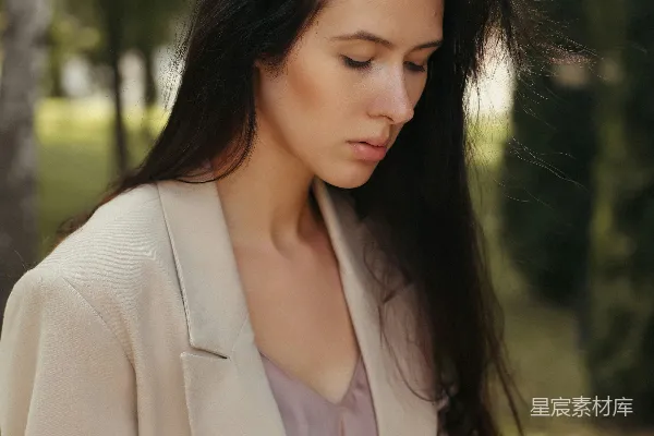 高清摄影 自然光下的优雅女性