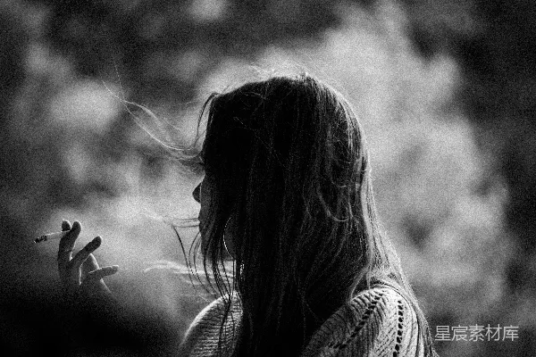 高清摄影 黑白色调下的沉思者