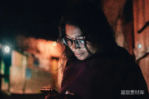 高清摄影 夜幕下的手机族